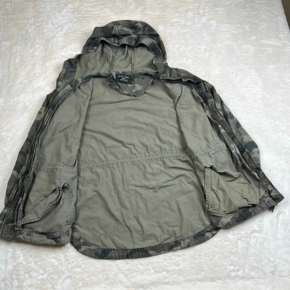 Love Tree Camouflage Jacket with Hood Colorful Butterly Embroidery - Picture 8 of 11